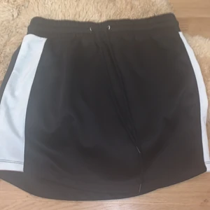 Storlek M - En tjol i storlek M i fint skick med långa snören 