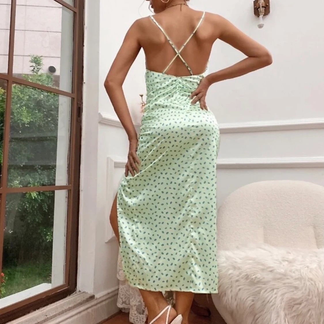 Klänning med slits och öppen rygg  - 90