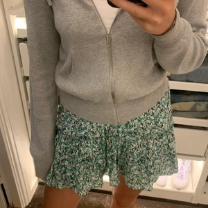 Blommig kjol zara - Säljer min söta turkos/gröna blommiga kjol ifrån Zara då jag inte använder den. Använd ca 4 gånger och i nyskick💕 passar S-L. Den har inbyggda shorts