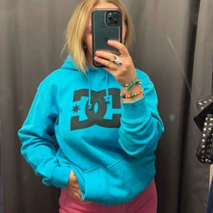 Vintage hoodie - Säljer denna vintage hoodie i strl S men sitter som M/L, sitter snyggt oversized på mig som är S/M. Köpt second hand men aldrig använd av mig, bra skick!💓💓 kika gärna mina andra annonser! 💓💓💓 