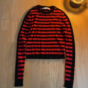 ZARA Långärmad tröja  - En röd och svart randig långärmad tröja från Zara. Bra skick.        Storleken är S. Tröjan passar till väldigt mycket.