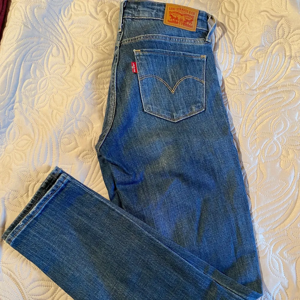 Lite mörkare lågmidjade jeans från Levis! Jättesnygga och supertrendig färg men kommer tyvärr inte till användning då de är för små för mig. Står ingen längd men skulle uppskatta ca 30. Kan bli budgivning!! ❤️❤️. Jeans & Byxor.