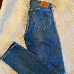 Lite mörkare lågmidjade jeans från Levis! Jättesnygga och supertrendig färg men kommer tyvärr inte till användning då de är för små för mig. Står ingen längd men skulle uppskatta ca 30. Kan bli budgivning!! ❤️❤️