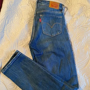 Långmidjade Levis jeans - Lite mörkare lågmidjade jeans från Levis! Jättesnygga och supertrendig färg men kommer tyvärr inte till användning då de är för små för mig. Står ingen längd men skulle uppskatta ca 30. Kan bli budgivning!! ❤️❤️