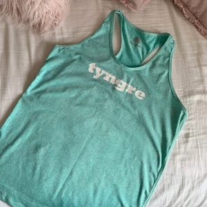 Tyngre Linne - Brottarlinne från tyngre i turkos färg. Hela loggor fram och bak. Storlek L. Perfekt att knyta i midjan om man uppskattar det. 