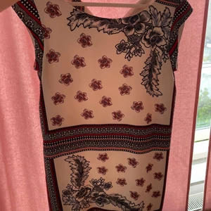 Mönstrad klänning  - Mönstrad klänning från zara i storlek 36. 