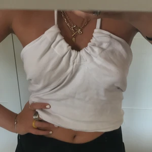 Vit topp - Vit topp med naken rygg och knytning i nacken. Köpt för 350 kronor här på plick. Hemgjord. Storlek S. Säljer för 179 kronor (budgivning om det behövs)