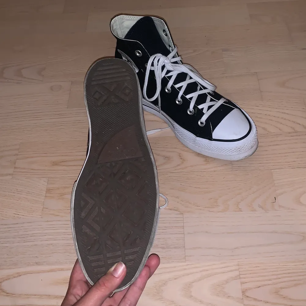 Super snygga svarta converse med hög sula! Endast använda två gånger, lite smutsig sula bara! Hör gärna av er om fler bilder! (Kartong kommer med) frakt inkluderad i priset! . Skor.