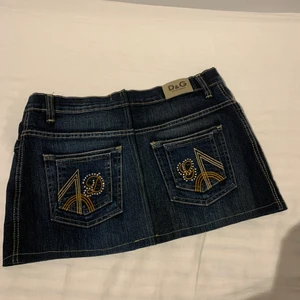 Dolce Gabbana kjol - Lågmidjad jeanskjol från Dolce Gabbana. Sjuka 2000’s vibes. Säljer bara vid bra bud!! Aningen ljusare i verkligheten. Skulle tippa runt strl S.
