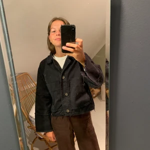 Svart jacka  - Kort jacka i fin passform! Passar perfekt på sommaren. Storlek xs men passar som m ändå beroende på önskad passform. Säljer för 100kr+frakt