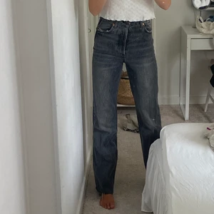 Långa raka jeans  - Långa raka jeans från zara i grå/svart tvättad färg. Använda fåtal gånger så i bra skick. Nypris: 399kr. Storlek 34/XS. Jag är 172cm. 