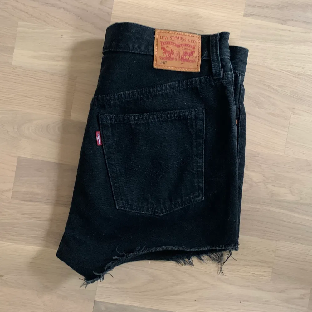 Svarta Levis 501 jeansshorts i Waist 28. Säljer då de tyvärr är för stora för mig. Buda eller köp direkt för 230.. Shorts.
