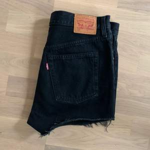 Svarta Levis 501 jeansshorts i Waist 28. Säljer då de tyvärr är för stora för mig. Buda eller köp direkt för 230.