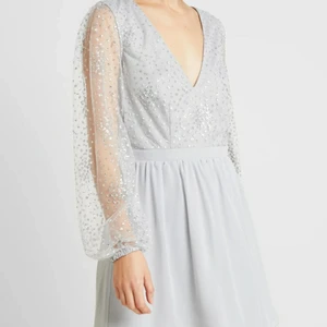 Klänning Nelly - Silvrig klänning från Nelly. Använd 1 gång. Storlek 44. Jag bär vanligtvis L i klänningar. Passar de som bär M-L! 