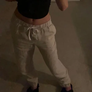 Linnebyxor hm - Jättepopulära slutsålda linnebyxor från hm! Lånade bilder, skriv privat vid frågor/egna bilder osv. Öka med minst 10kr per bud. Priset är inklusive frakten.