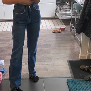 Mörkblåa jeans - Säljer ett par mörkblåa lång jeans från bikbok. Skit fin detalj längs ner på byxorna. Endast använda 1 gång. priset kan diskuteras.