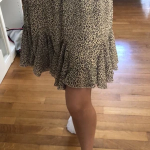 Leopard kjol  - Leopard kjol från Chelsea. Säljer denna kjol då jag aldrig har använt den,endast testat.