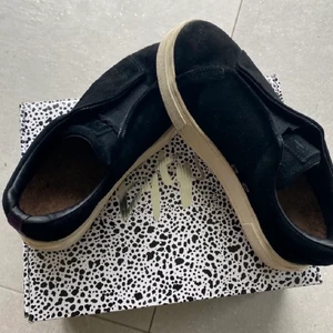 Svarta Eytys  - Storlek: 38 , Dustbag + skokartong medföljer , köparen står för frakt 