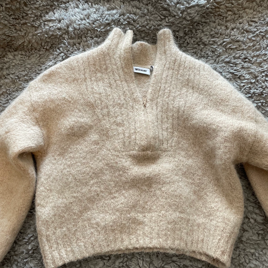 perfekta tjocktröjan från weekday - 91