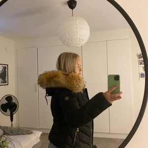 Hollies Chatel vinterjacka dam - Säljer nu min Hollies Chatel vinterjacka (äkta päls) men pälsen går att ta av, den är jättevarmt och fin, säljer pga att den inte är min stil längre. Nypris 2999kr, köpt december 2019, endast lite sliten på innerarmen men inget som syns när den är på. Skicka privat för mer bilder😊 kan gå ner i pris vid snabb affär 