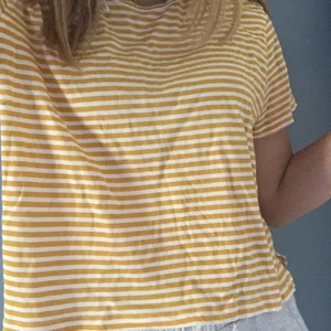 Gul ranglig t-shirt från Monki - Säljer denna jättefina t-shirt från Monki, köpte den för 30 kronor på rea och helt oanvänd och då säljer jag den för 20 kr