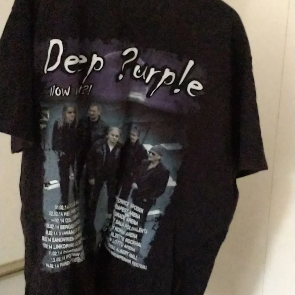 Säljer en T-shirt med Deep purple tryck på! Är i storlek M så skull se väldigt bra ut på folk som har st: M S XS för att den skulle sitta oversized. Va inte rädd för att fråga om fler bilder och det går alltid att pruta!✨. T-shirts.