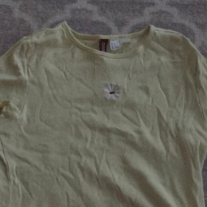 Topp  - En gul topp från To All The Boys I Loved Before (Netflix) (H&M) säljer för 25kr + 12kr frakt = 37kr totalt ❣️