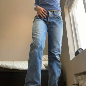 Lågmidjade vintage jeans från Nudie Jeans. W30 L32. Passar mig som vanligtvis är S. Kontakta gärna vid frågor!💙 (kolla gärna in mina andra annonser)💕💕