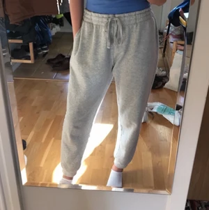 Gråa sweatpants/mjukisbyxor - Säljer mina supermjuka gråa mjukisbyxor köpta på H&M herr, är i storlek XL för att vara tillräckligt långa, men passar mig som är S/M då de går att dra in i midjan så pass mycket.
