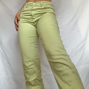 Gröna raka jeans - Gröna raka jeans som sitter som en smäck! Ger snygg form. Älskar men kommer ej till användning. De är stretchiga så är flexibla i storleken. Jag själv bär m. Köpare står för 66kr frakt. defetfritt nyskick! Även tshirten på sista bilden är till salu i en annan annons 