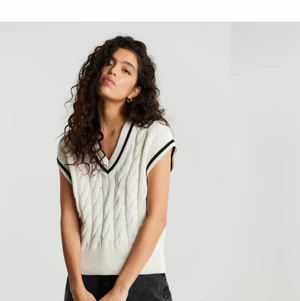 Knitted vest - Knitted vest från Gina Tricot i storlek L ✨ Den ger en jättefin oversized look och är endast använd 1-2 gånger. Pris kan diskuteras. Kan mötas upp i Helsingborg, annars står köparen för frakten. 