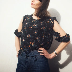 Sandro Cold shoulder topp - Cute topp i Viskose från Sandro. Strl M på en Small i bilden. Finns mer bilder och mått.