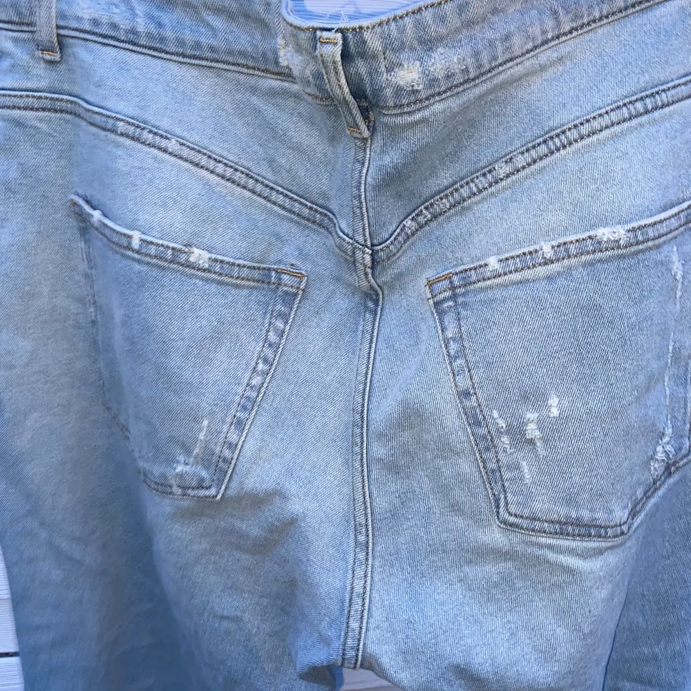 Säljer dessa fina byxor då det inte kommer till användning. Midjemåttet är 83 cm och dem är 105 cm långa. Köparen står för pris+frakt🥰. Jeans & Byxor.