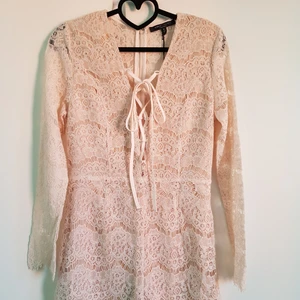 Spets playsuit  - Söt playsuit från Romeo+Juliet i spets med knut detalj. Oanvänd med prislapp kvar. Stl M. Betalning sker genom swish och köparen står för frakten😁