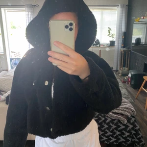 Croppad jacka  - Fluffig jacka med två fickor på framsidan. Med en hoodie under kan man ha den på vintern. Blåser inte igenom vad jag har märkt så den är varmare än den ser ut. Stängs med knappar, stor luva. Köptes för 399kr. Kontakta vid frågor!💕💕 