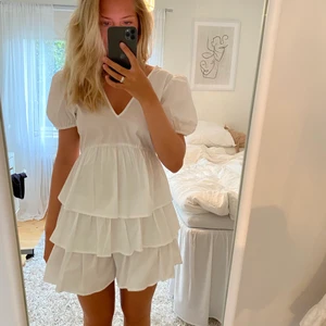 Vit poplinklänning från zara - (Får lägga ut igen pågrund av oseriös köpare 😌)  säljer iaf denna superfina klänningen från zara som är helt oanvänd med prislapp kvar. Klänningen är i storlek 38. Pris: 200 + frakt 🤍💛 