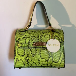 Väska från SHEIN  - Oanvänd väska från SHEIN i grönt ormmönsrer. Lapp kvar. 