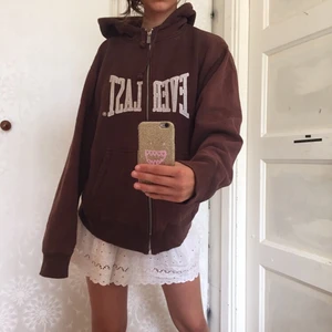 SUPER COOL TRÖJA  - Den perfekt tröjan, men som inte kommer till användning så mycket:// perfekt, brun och ljusblå text, man ser knappt den ljusblå i bilderna som i verkligheten! Fint skick någon fläck på armen samt lite olika nyanser av brun på den! Passar många då den är så stor och härlig! Super skön med coola deataljer på!