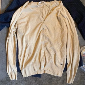 Kofta storlek L  - Passar mig som har storlek s/m 