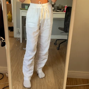 linnebyxor  - säljer dessa superduper fina linnebyxor från HM som nu är slutaålda! vid stort intresse blir det budgivning ! jag är cirka 160! 