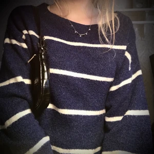 Stickad blå Tröja💙 - Superfin Blå Tröja.💙 Stolek (S) Kostar 40 kr+frakt💙 Ifrån: H&M⚡️