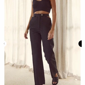 Linnebyxor  - Säljer dessa linnebyxor ifrån Chiquelle, pga för små för mig. Helt nya, prislapp finns kvar. Storlek 36. Frakt på 50 kr tillkommer