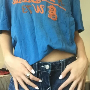 Diesel t-shirt/crop top - Snygg diesel t-shirt/crop top beroende hur du vill bära det. Använd några få gånger. Den sitter som en s men är påriktigt en L. 