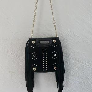 Maje väska  - Intressekoll på min superfina maje väska i den lilla storleken! Väskan är använd ett par gånger men har inga slitningar eller fula märken💗 Det svarta originalbandet får man oxkså med! Om det är många som är intresserade blir det budgivning!