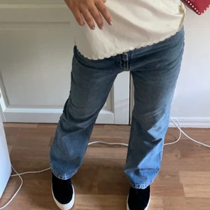 Midrise jeans - Snygga midrise jeans, har väldigt många liknande därför säljer jag dem!🧚🏼‍♀️  rekommenderat till er som är 1,65 och under då det är den lite kortare modellen👌🏼