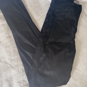 Skinnbyxor - Svarta skinnbyxor ifrån Only. 🖤Strl S🖤Rätt så tajta och rätt korta på mig. Använd några fåtal gånger, dock nyskick! 
