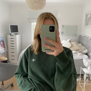 Champion tröja  - Mörkgrön champion sweatshirt i strl S