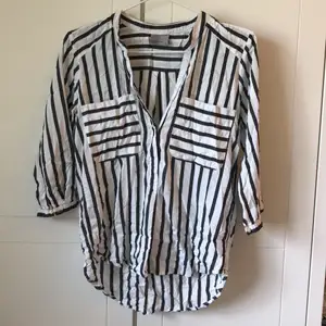 Superfin vit/grå randig skjort-blus från Veromoda! Fint skick då den knappt är använd, säljer då den tyvärr är för liten. Köparen står för frakten.