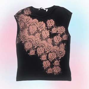 Topp från Hennes  - Topp från Hennes. Fint skick! Passar storlek XS-S, modell är storlek XS. Följ oss på instagram och kommentera för att få fri frakt på första köpet 🍬