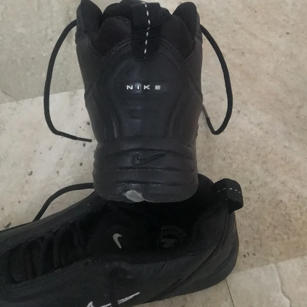 Ett par helt nya Nike Air skor i storlek 36. Passar till allt och är riktigt stabila. . Skor.